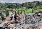 Gotong-Royong,-Polisi-Bersama-TNI-dan-Warga-Bersihkan-Material-Banjir-Bandang-di-Bondowoso